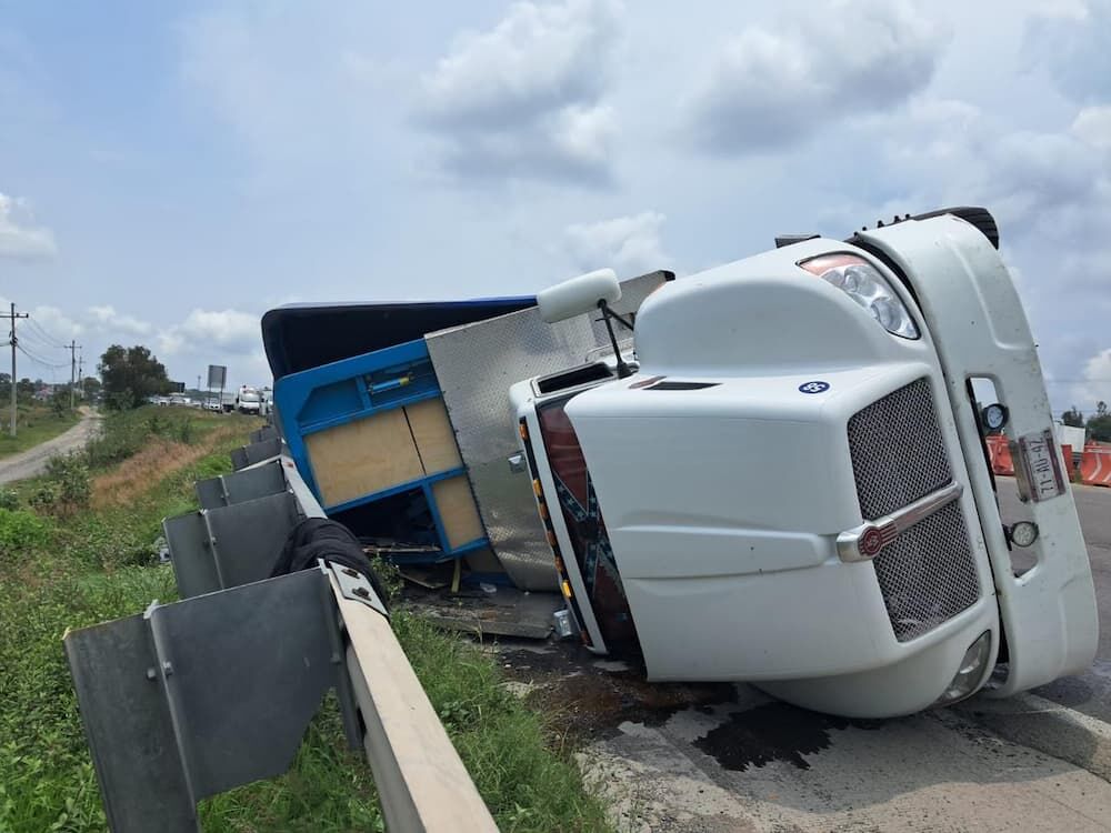 Filas de más de 20 kilómetros tras volcadura de tractocamión en la México-Querétaro 2 Filas de más de 20 kilómetros tras volcadura de tractocamión en la México-Querétaro