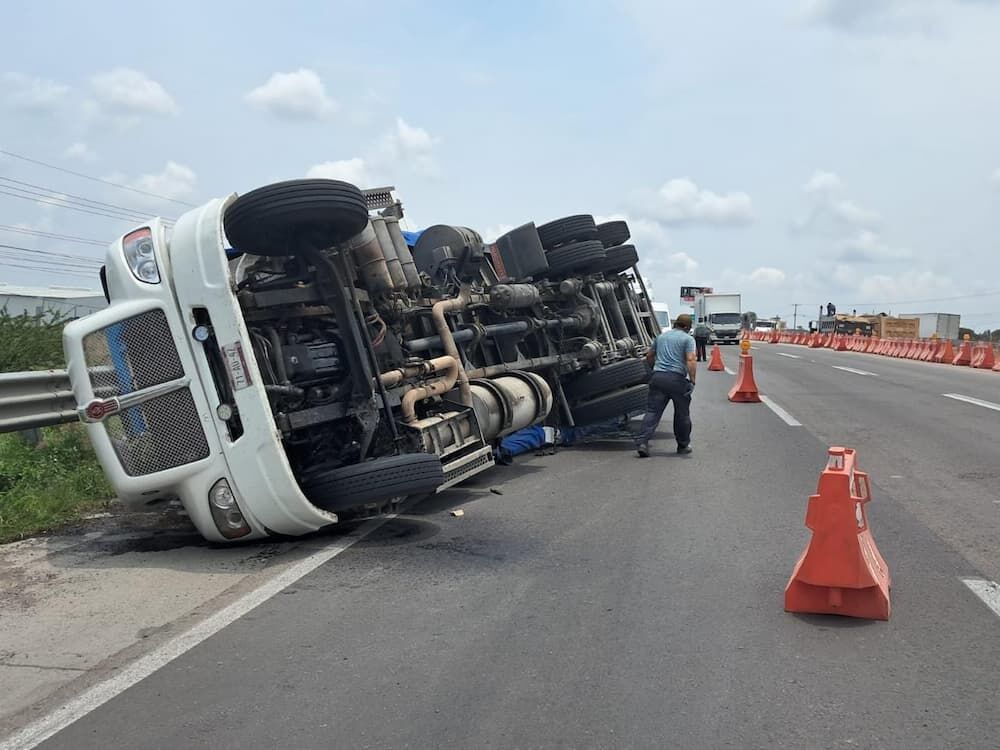 Filas de más de 20 kilómetros tras volcadura de tractocamión en la México-Querétaro 1 Filas de más de 20 kilómetros tras volcadura de tractocamión en la México-Querétaro