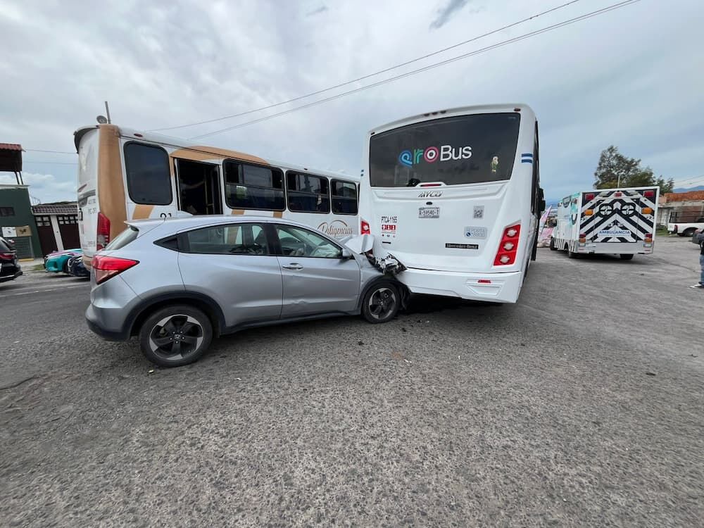 Fuerte choque sobre la 300, camioneta se estrella contra camión de pasajeros Fuerte choque sobre la 300, camioneta se estrella contra camión de pasajeros