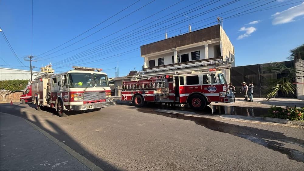 Incendio de dos automóviles al interior de una vivienda en Infonavit San Isidro, SJR Incendio de dos automóviles al interior de una vivienda en Infonavit San Isidro, SJR