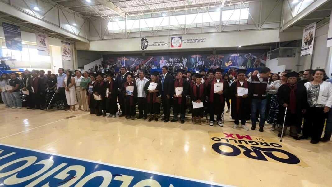 Más de 100 personas concluyen su educación básica con apoyo de INEA y Tecnológico de San Juan del Río