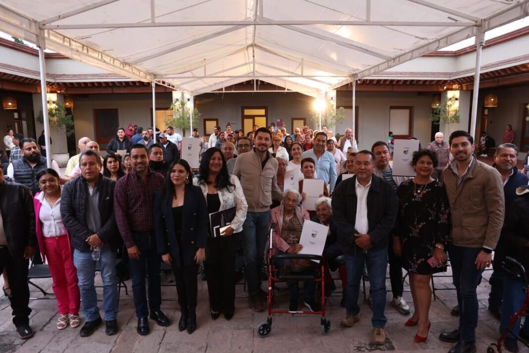 Reciben títulos de propiedad familias de Ampliación Santa Fe en Tequisquiapan