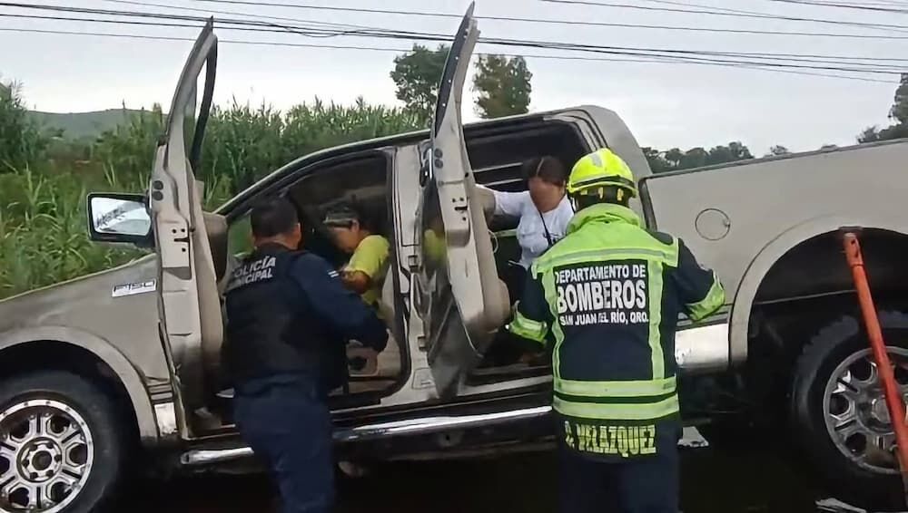 Rescatan a madre e hija tras caída de camioneta en zanja en Antigua Panamericana, SJR Rescatan a madre e hija tras caída de camioneta en zanja en Antigua Panamericana, SJR