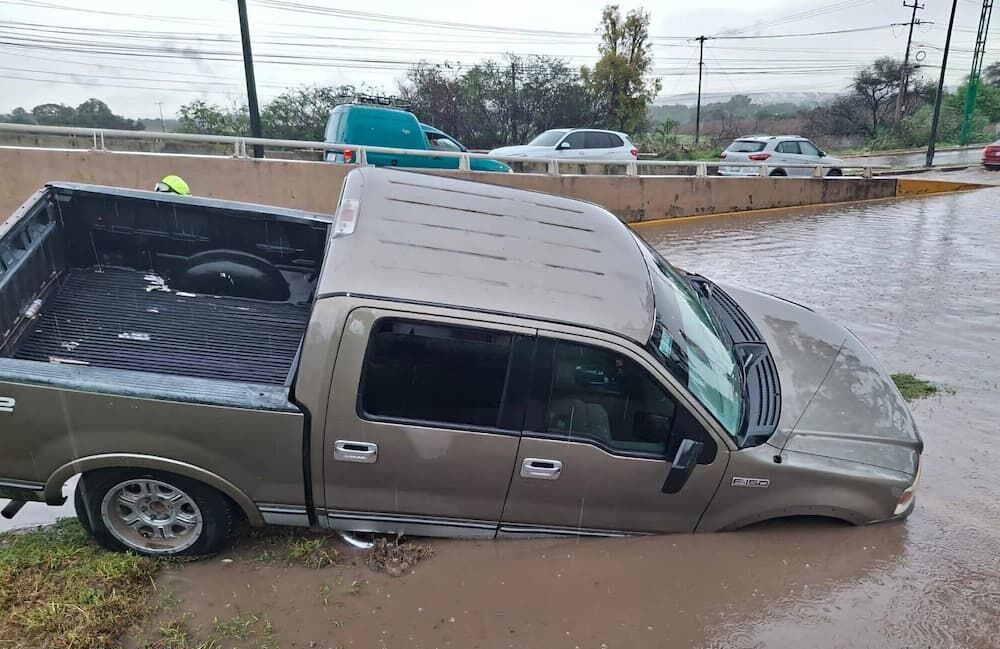 Rescatan a madre e hija tras caída de camioneta en zanja en Antigua Panamericana, SJR 1 Borrador automático