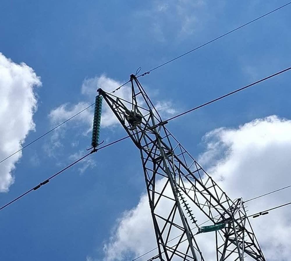 Rescatan con éxito a hombre que subió a torre de alta tensión en Pedro Escobedo