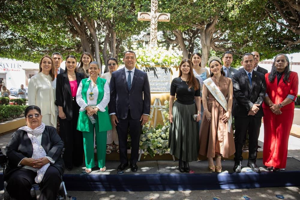 Roberto Cabrera y Gina Sánchez colocan ofrenda floral en Jardín Fundadores con motivo del 495 Aniversario de la Fundación de San Juan del Río