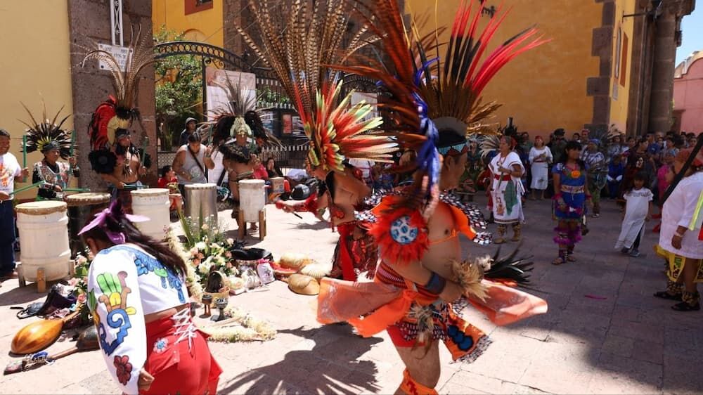 Roberto Cabrera y Gina Sánchez colocan ofrenda floral en Jardín Fundadores con motivo del 495 Aniversario de la Fundación de San Juan del Río