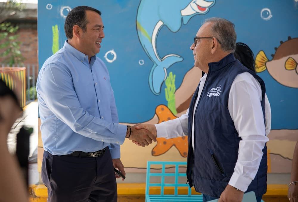 Roberto Cabrera y titular de IFEQ entregan y supervisan obras en cinco escuelas de San Juan del Río Roberto Cabrera y titular de IFEQ entregan y supervisan obras en cinco escuelas de San Juan del Río