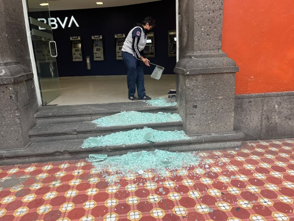 Vandalizan puerta de cristal de una sucursal bancaria en pleno Centro Histórico de San Juan del Río Vandalizan puerta de cristal de una sucursal bancaria en pleno Centro Histórico de San Juan del Río