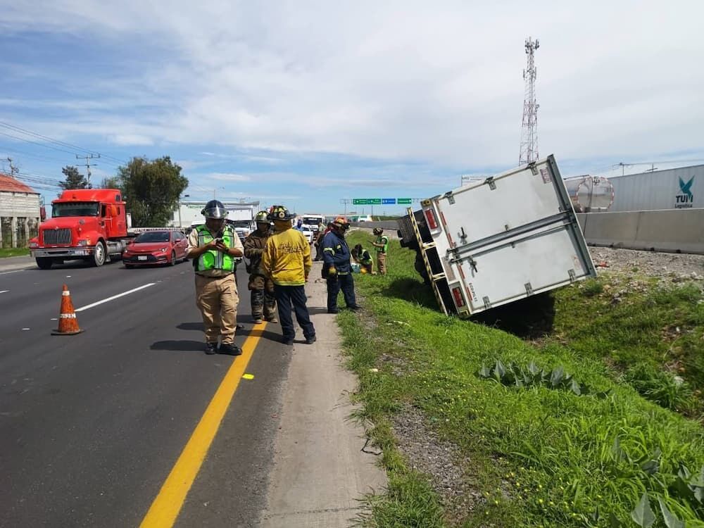 Volcadura de camioneta en la México-Querétaro deja un lesionado leve y genera afectaciones viales