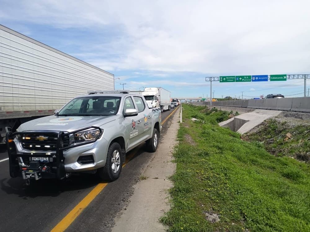 Volcadura de camioneta en la México-Querétaro deja un lesionado leve y genera afectaciones viales