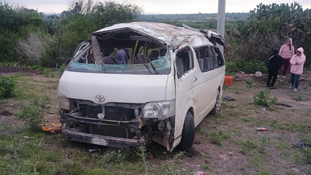 Vuelca camioneta de transporte de personal en la carretera a Los Cues; son 14 lesionados