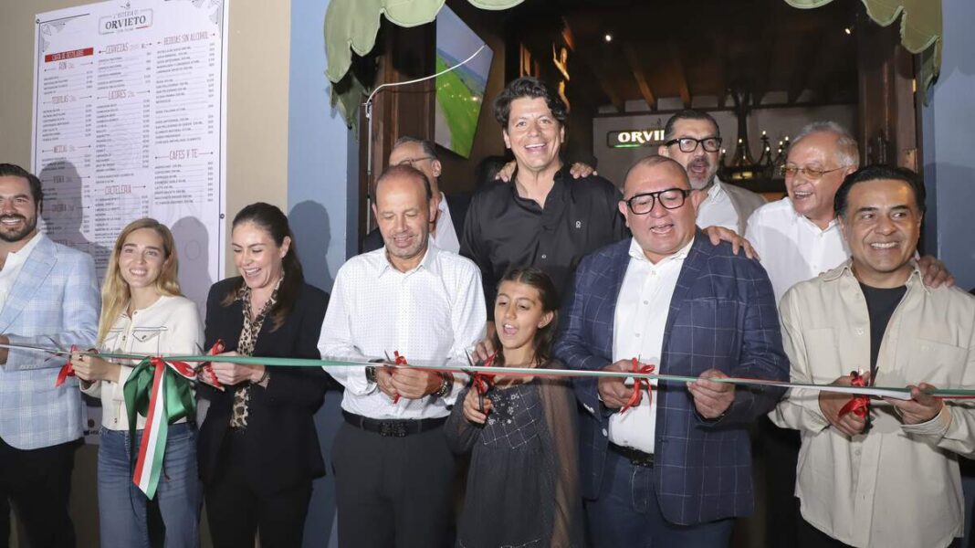 Amplían oferta gastronómica en el Centro Histórico Autoridades estatales y municipales, encabezadas por la secretaria de Turismo en la entidad, Adriana Vega Vázquez Mellado, inauguraron el restaurante L ostería Di Orvieto, una propuesta de cocina italiana que enriquece la oferta gastronómica del Centro Histórico de la ciudad de Querétaro; y que se encuentra ubicada en la calle de Juárez, a unos pasos del Teatro de la República. Adriana Vega recordó que actualmente, la gastronomía se ha constituido en uno de los principales factores que determinan la preferencia de los viajeros al momento de escoger un destino para visitar; y en este sentido puntualizó que, Querétaro cuenta hoy con una vasta oferta que va desde la cocina más tradicional hasta propuestas innovadoras de gastronomía internacional, lo que lo fortalece como un destino altamente competitivo y global.