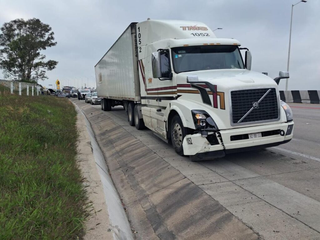 Aparatoso accidente deja como saldo tres personas lesionadas en autopista México–Querétaro, SJR 2 Aparatoso accidente deja como saldo tres personas lesionadas en la México–Querétaro, SJR