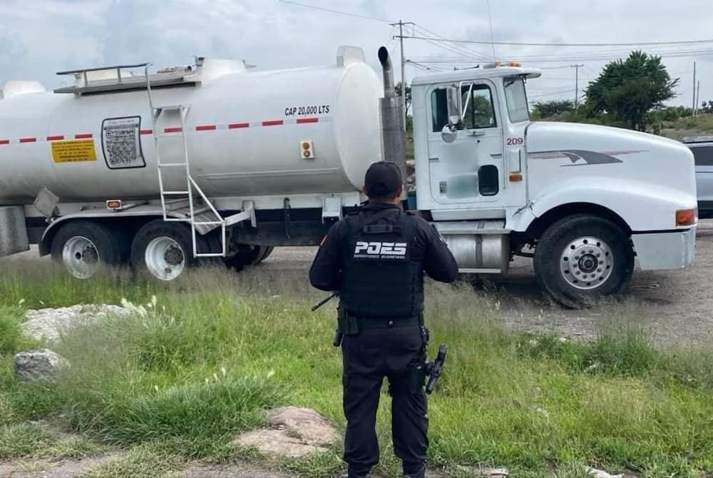 Aseguran pipa con hidrocarburo y detienen a hombre tras operativo en la México-Querétaro, SJR Aseguran pipa con hidrocarburo y detienen a hombre tras operativo en la México-Querétaro, SJR