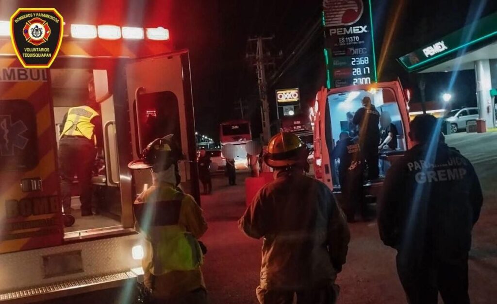 Atienden cuerpos de emergencia accidente en la carretera San Juan del Río–Xilitla