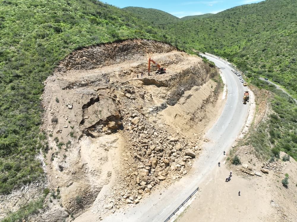 CEI comienza con trabajos de limpieza de deslave tras derrumbe en carretera 100 CEI comienza con trabajos de limpieza de deslave tras derrumbe en carretera 100