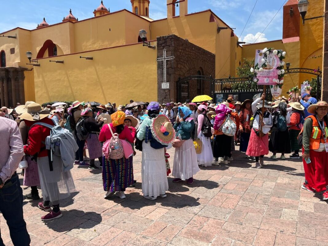 Cerca de 15 mil peregrinas hacen escala en San Juan del Río rumbo a la Basílica de Guadalupe Cerca de 15 mil peregrinas hacen escala en San Juan del Río rumbo a la Basílica de Guadalupe