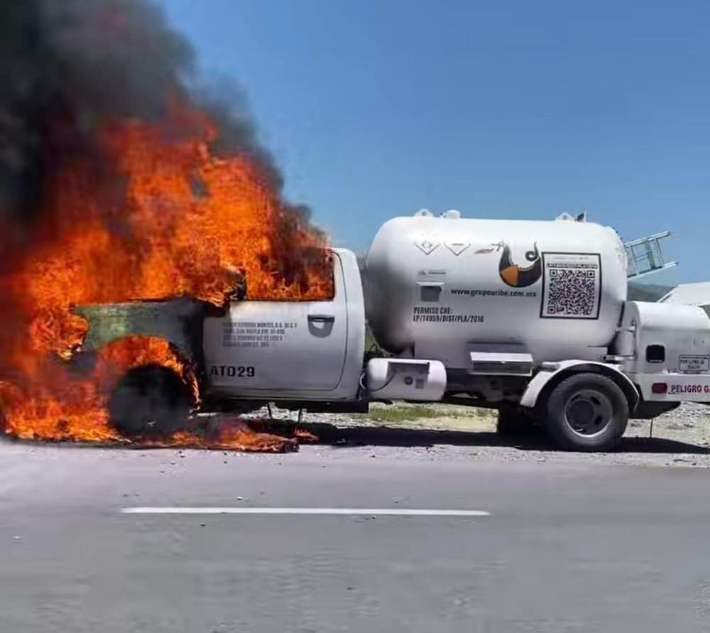 Controlan incendio de vehículo con gas LP en carretera Bernal-Tolimán Controlan incendio de vehículo con gas LP en carretera Bernal-Tolimán