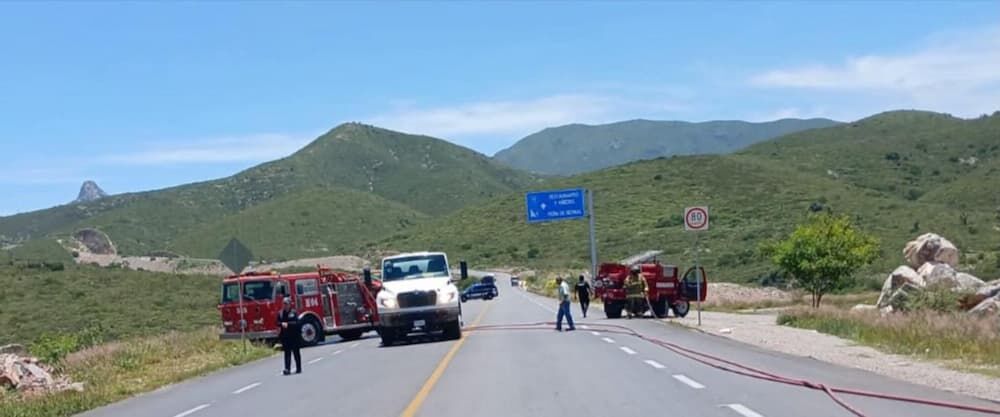Controlan incendio de vehículo con gas LP en carretera Bernal-Tolimán 1 Controlan incendio de vehículo con gas LP en carretera Bernal-Tolimán
