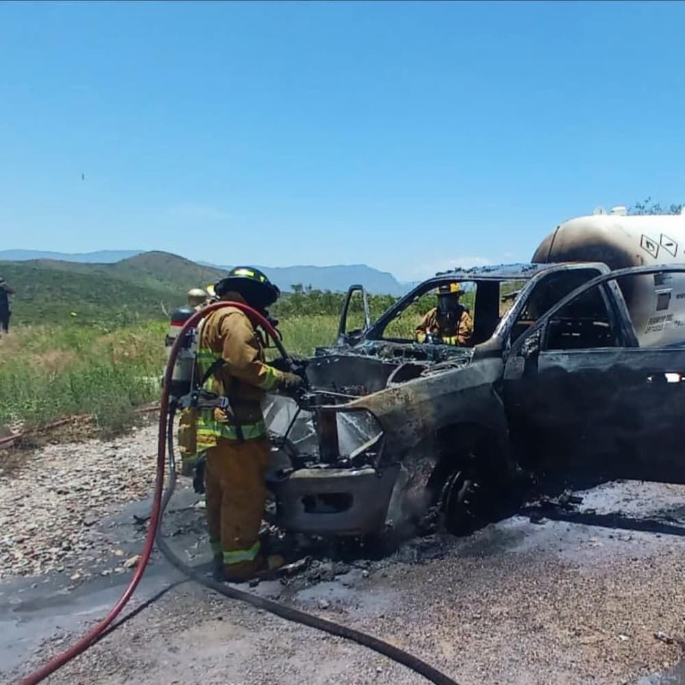 Controlan incendio de vehículo con gas LP en carretera Bernal-Tolimán 2 Controlan incendio de vehículo con gas LP en carretera Bernal-Tolimán