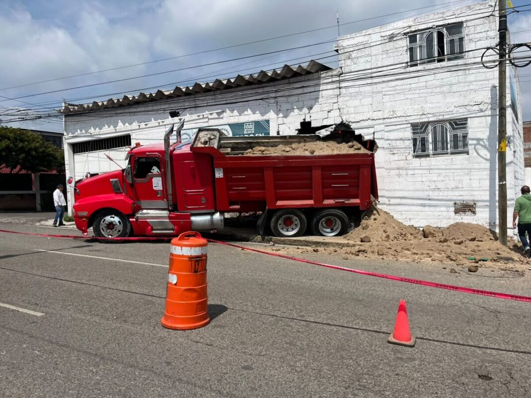 Daños materiales deja choque de tractocamión contra bodega en avenida México, San Juan del Río