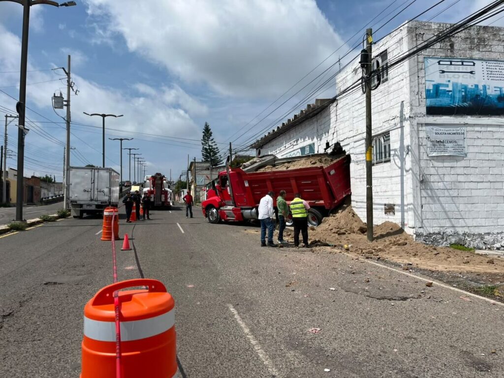 Daños materiales deja choque de tractocamión contra bodega en avenida México, San Juan del Río