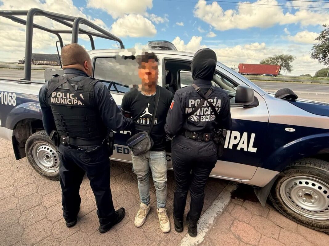 Detienen a motociclista tras localizar unidad con reporte de robo en Pedro Escobedo Detienen a motociclista tras localizar unidad con reporte de robo en Pedro Escobedo