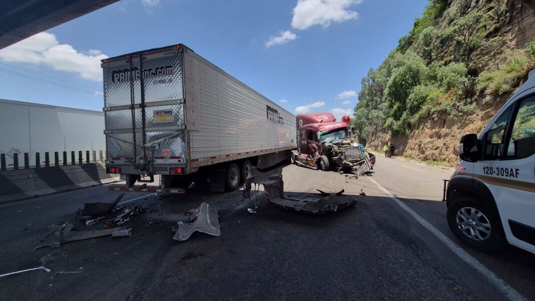 Dos lesionados tras choque por alcance entre tractocamiones en la México–Querétaro Dos lesionados tras choque por alcance entre tractocamiones en la México–Querétaro