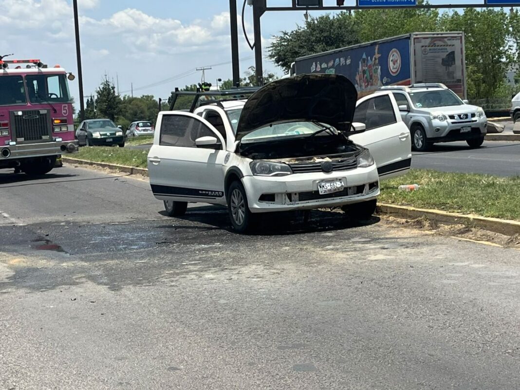 Incendio de camioneta moviliza a cuerpos de emergencia en avenida Paseo Central, SJR Incendio de camioneta moviliza a cuerpos de emergencia en avenida Paseo Central, SJR