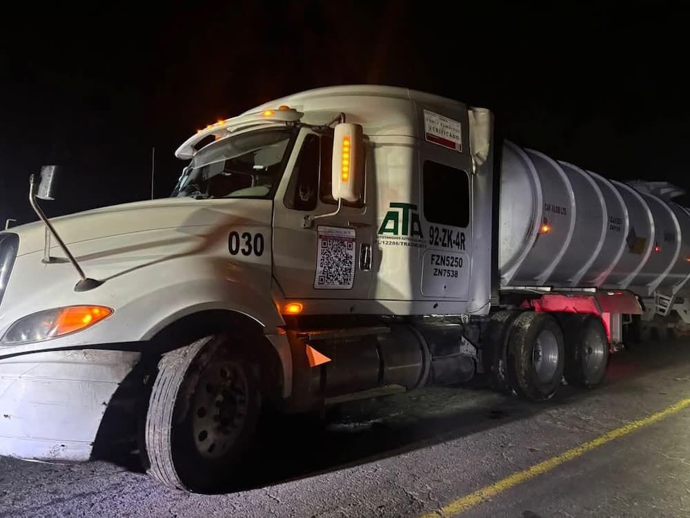Localizan y aseguran tractocamión con autotanque abandonado en la carretera estatal 431 Localizan y aseguran tractocamión con autotanque abandonado en la carretera estatal 431