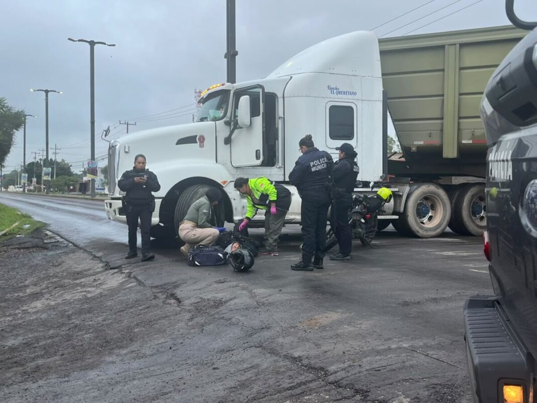Motociclista hospitalizado tras accidente con tráiler en Valle de Oro, SJR
