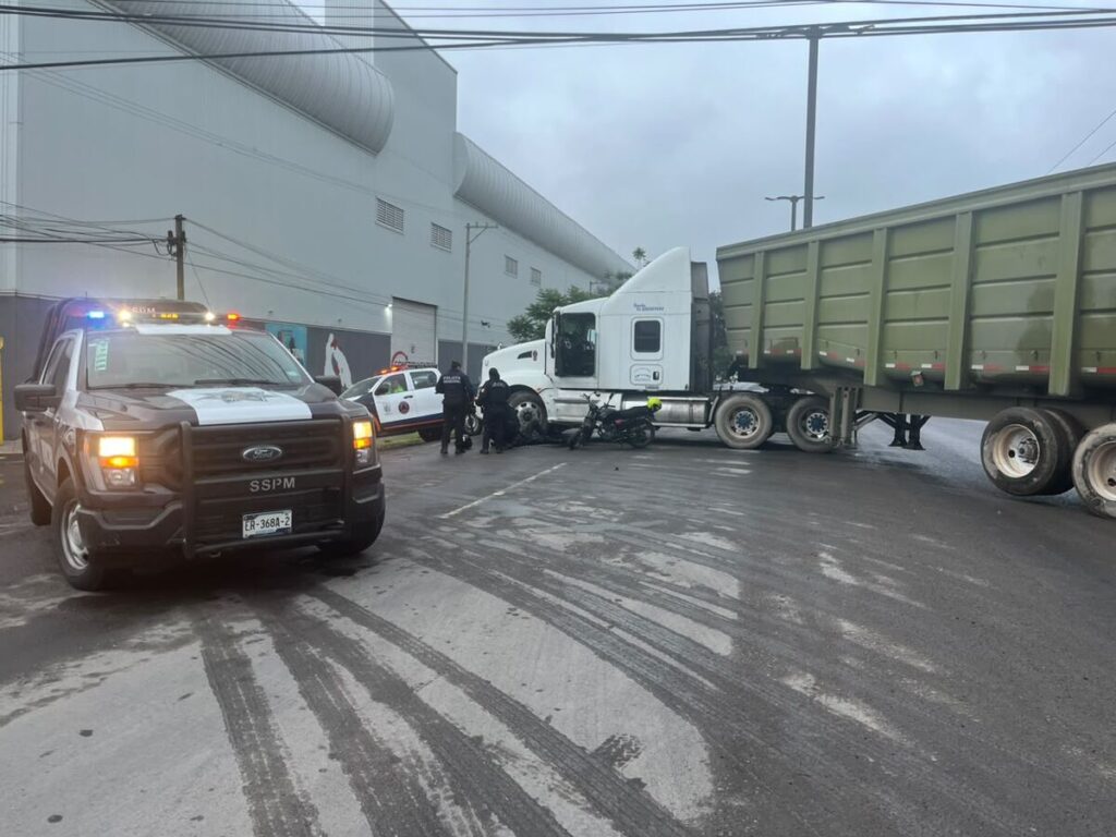 Motociclista hospitalizado tras accidente con tráiler en Valle de Oro, SJR