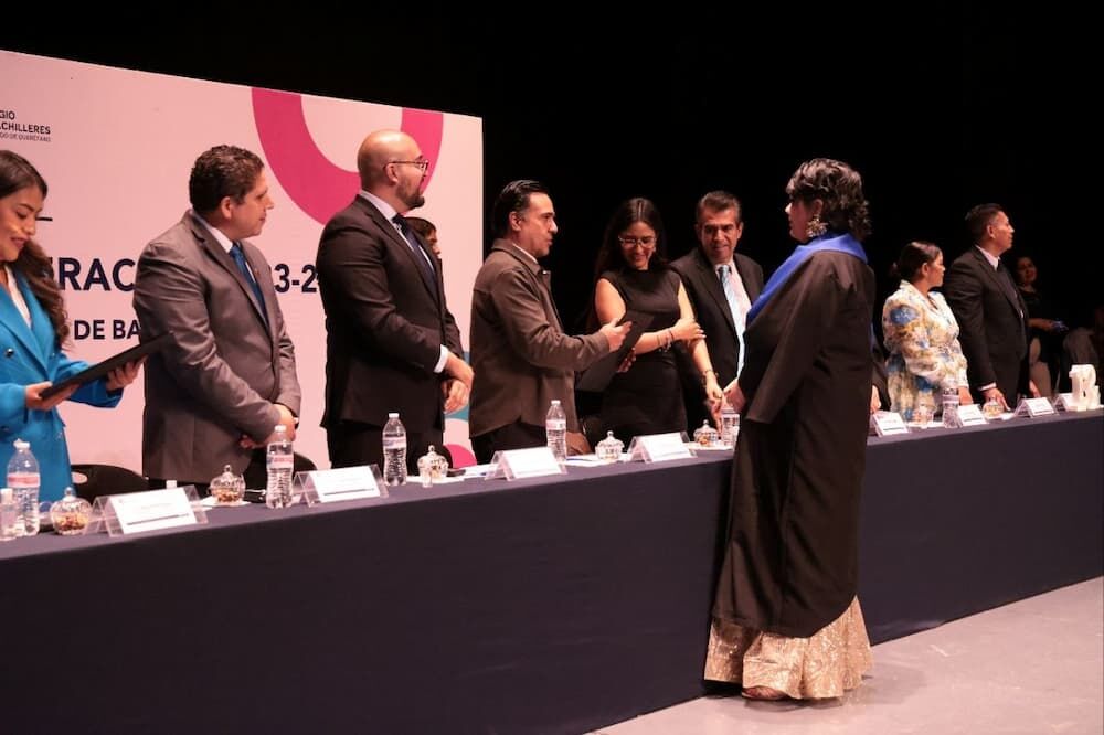 Reconoce Luis Nava a egresados del COBAQ en su ceremonia de graduación Reconoce Luis Nava a egresados del COBAQ en su ceremonia de graduación
