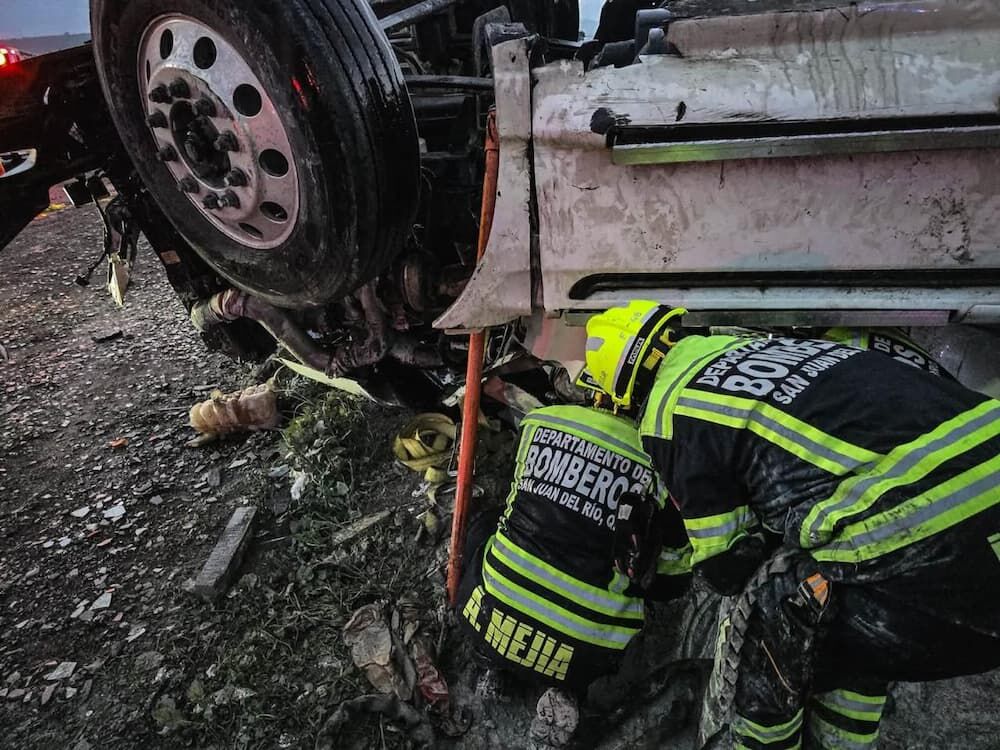 Rescatan a conductor prensado tras accidente de tráiler en San Juan del Río Rescatan a conductor prensado tras accidente de tráiler en San Juan del Río