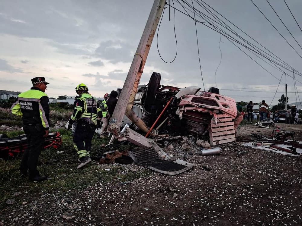 Rescatan a conductor prensado tras accidente de tráiler en San Juan del Río 1 Rescatan a conductor prensado tras accidente de tráiler en San Juan del Río