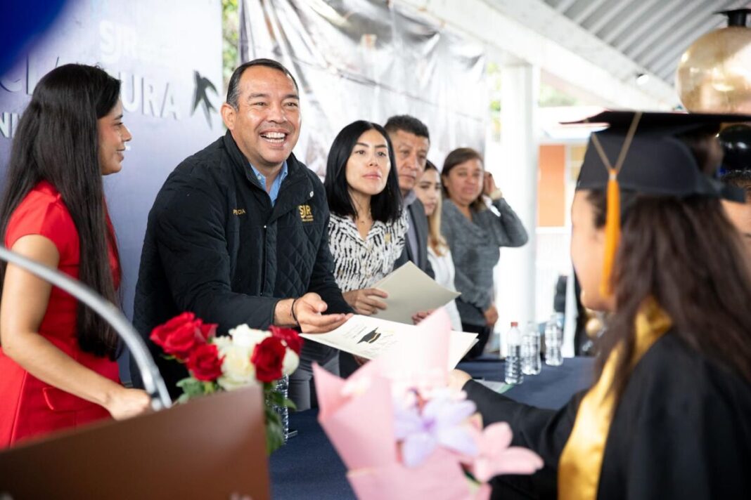 Roberto Cabrera asiste a graduaciones de primarias en San Cayetano y Laguna de Vaquerías Roberto Cabrera asiste a graduaciones de primarias en San Cayetano y Laguna de Vaquerías