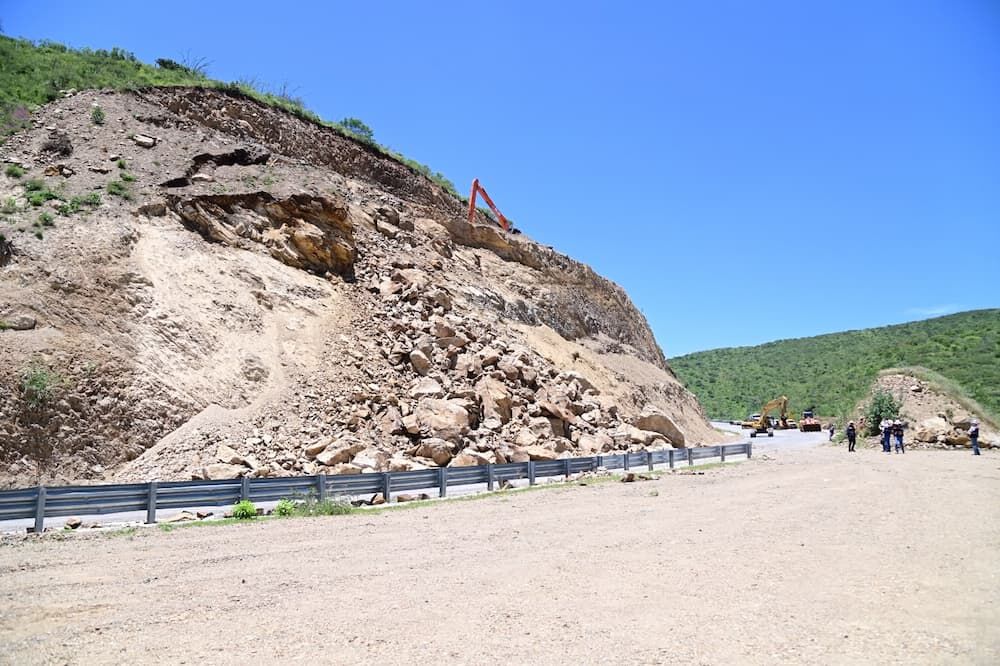 Titular de la CEI supervisa retiro de derrumbe en la Carretera Estatal 100 Titular de la CEI supervisa retiro de derrumbe en la Carretera Estatal 100