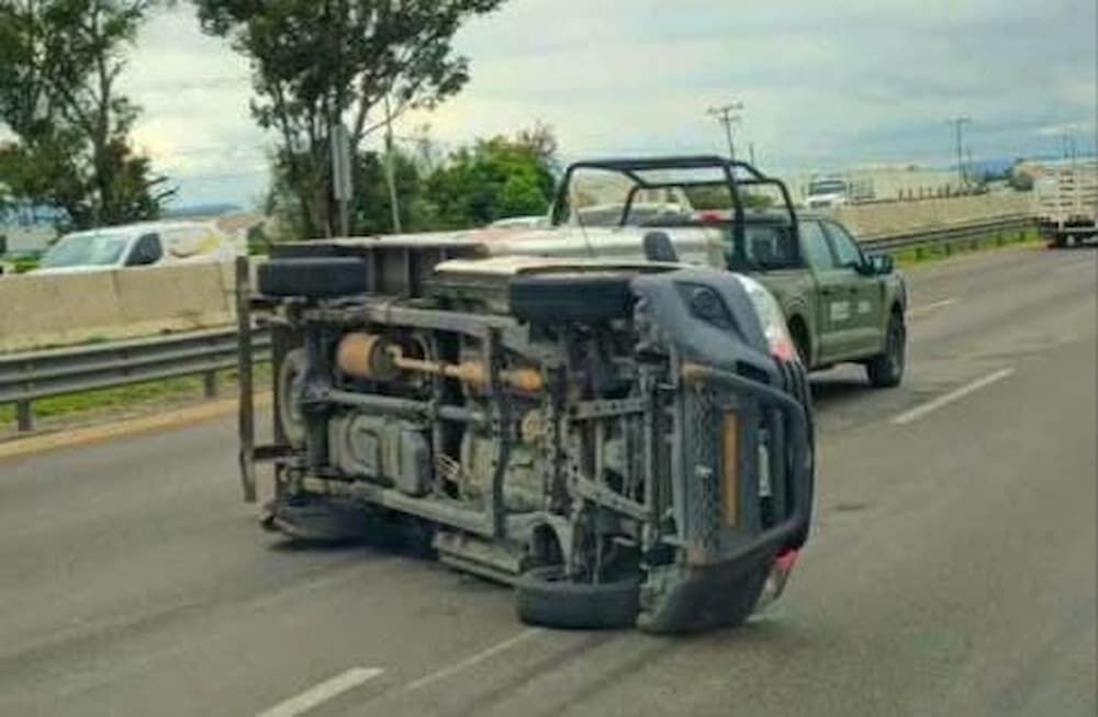 Volcadura de camioneta provoca intensa carga vehicular en la México–Querétaro Volcadura de camioneta provoca intensa carga vehicular en la México–Querétaro