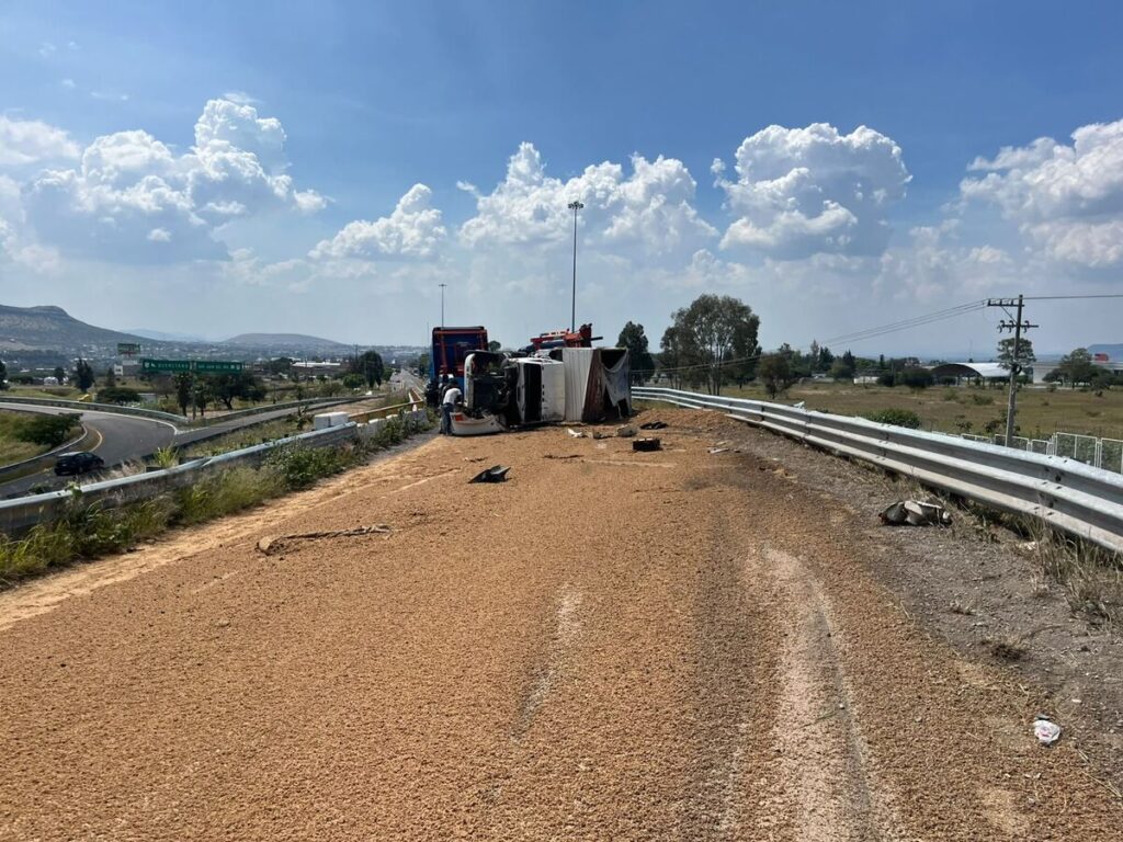 Vuelca camión cargado con alimento para ganado en el acceso a San Juan del Río 1 Vuelca camión cargado con alimento para ganado en el acceso a San Juan del Río