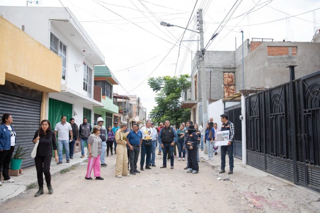 Roberto Cabrera pone en marcha obra para la rehabilitación de calle en colonia Indeco con 3.4 mdp de inversión Roberto Cabrera pone en marcha obra para la rehabilitación de calle en colonia Indeco con 3.4 mdp de inversión