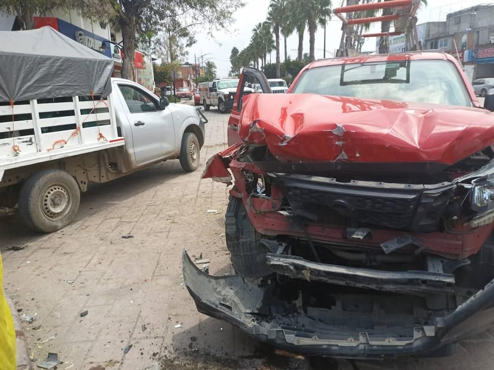 Accidente entre dos vehiculos provoca afectaciones viales en avenida Panamericana Pedro Escobedo1