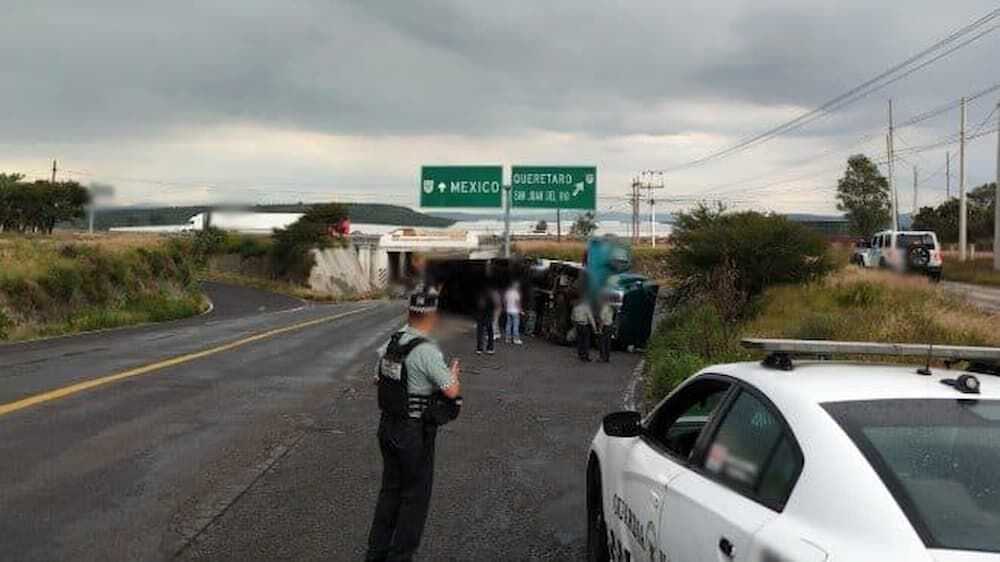Accidente provoca cierre parcial en carretera México–Querétaro, a la altura de Paso de Mata Accidente provoca cierre parcial en carretera México–Querétaro, a la altura de Paso de Mata