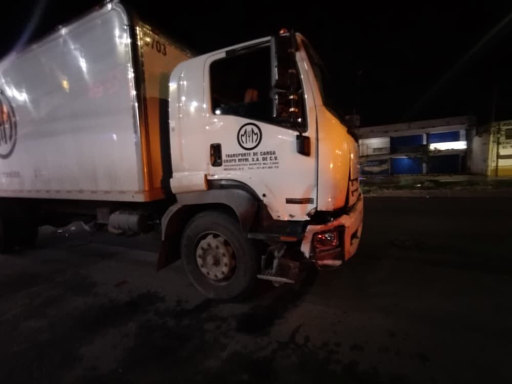 Aparatoso choque entre camión de carga y tres vehículos deja cuantiosos daños materiales en San Juan Bosco