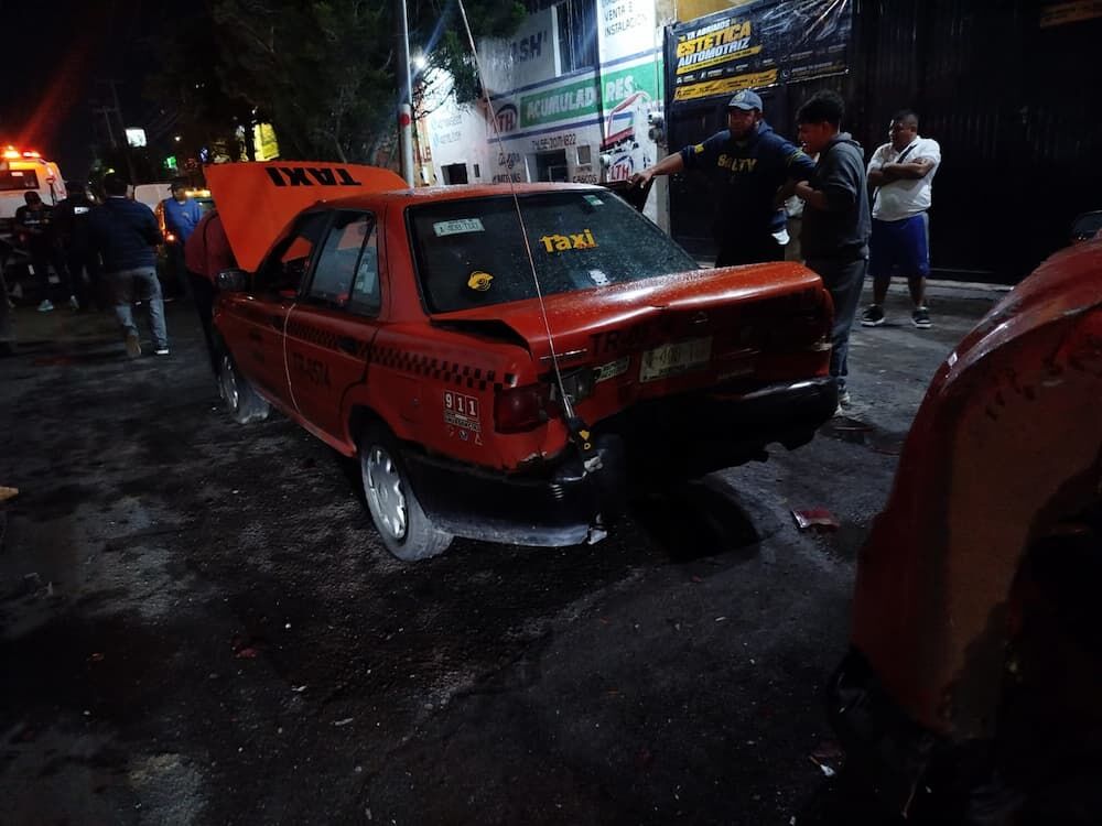 Aparatoso choque entre camión de carga y tres vehículos deja cuantiosos daños materiales en San Juan Bosco