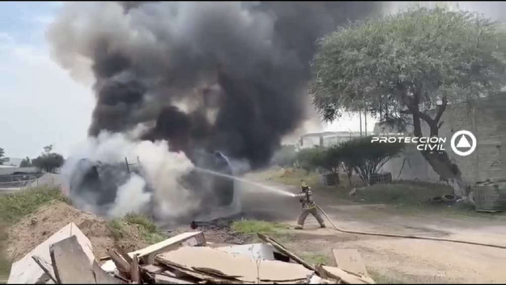 Atienden incendio de contenedor sobre la carretera estatal 500 Atienden incendio de contenedor sobre la carretera estatal 500