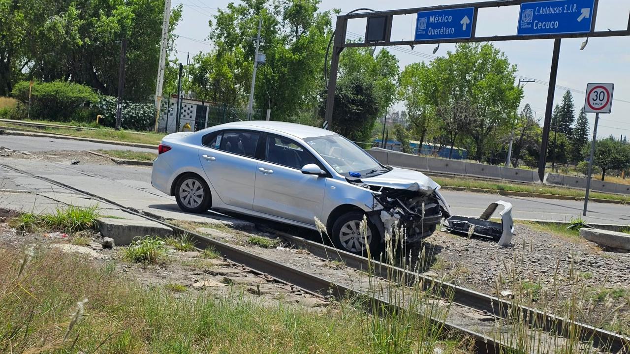 Automovilista intenta cruzar vías férreas y termina impactado por el tren en San Juan del Río (1) Automovilista intenta cruzar vías férreas y termina impactado por el tren en San Juan del Río