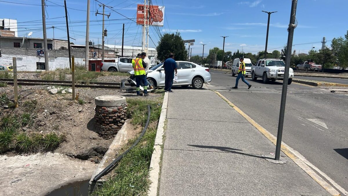 Automovilista intenta cruzar vías férreas y termina impactado por el tren en San Juan del Río 1 Automovilista intenta cruzar vías férreas y termina impactado por el tren en San Juan del Río