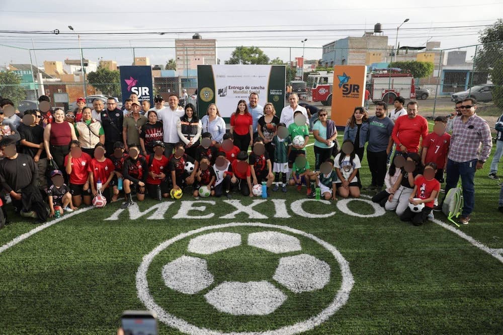 Autoridades de los tres niveles de gobierno entregan cancha de futbol 5 en Parque de Praderas del Sol Autoridades de los tres niveles de gobierno entregan cancha de futbol 5 en Parque de Praderas del Sol