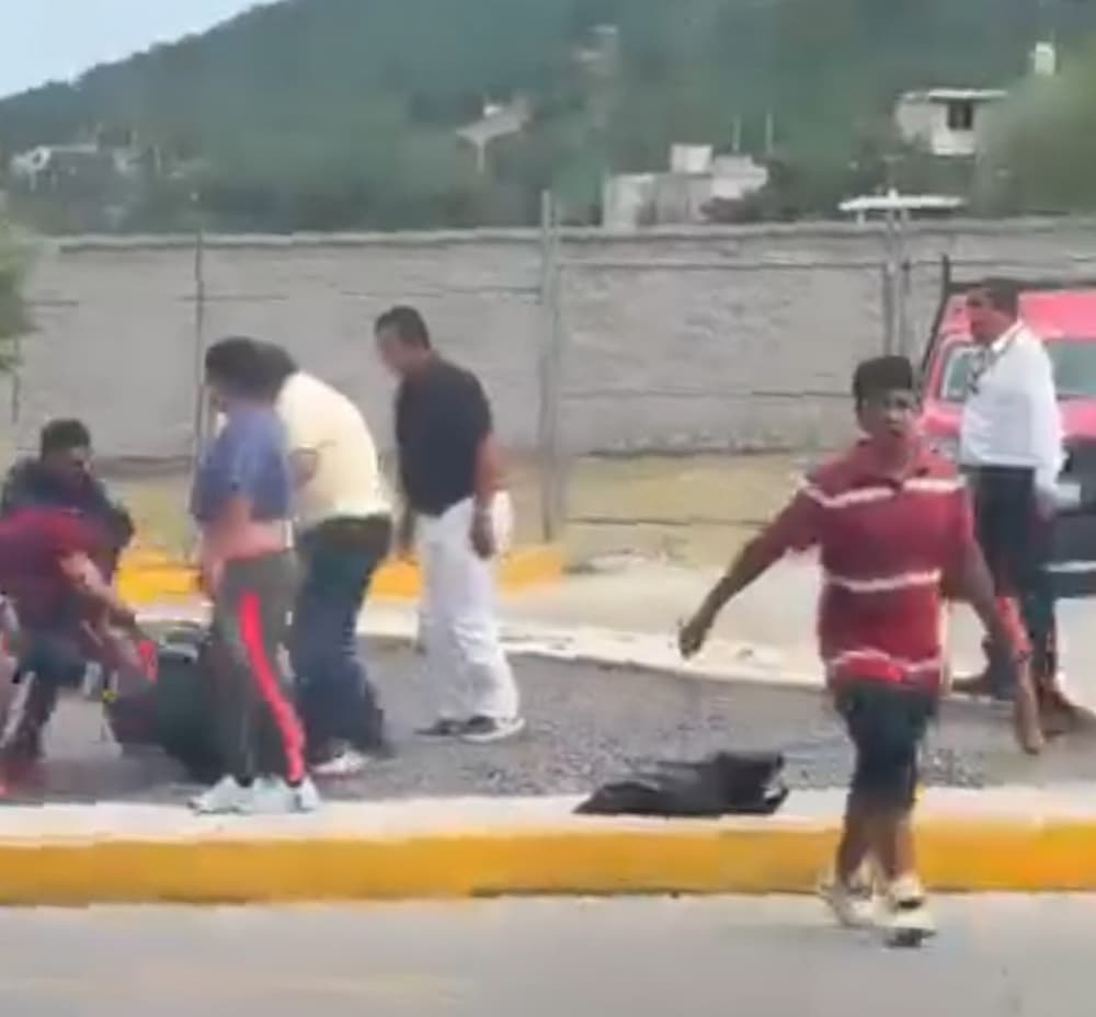 Captan en video golpiza a presunto ladron en avenida Universidad SJR1